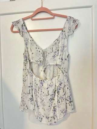 Camisa espalda descubierta floral blanco y morado