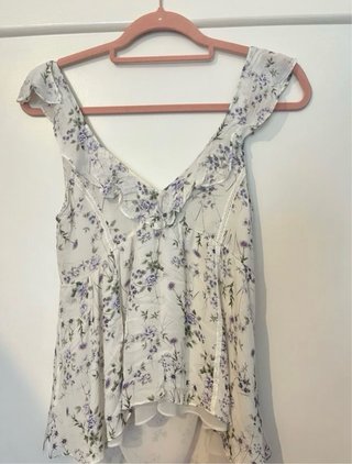 Camisa espalda descubierta floral blanco y morado