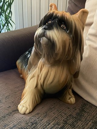 Perro de porcelana marrón y negro