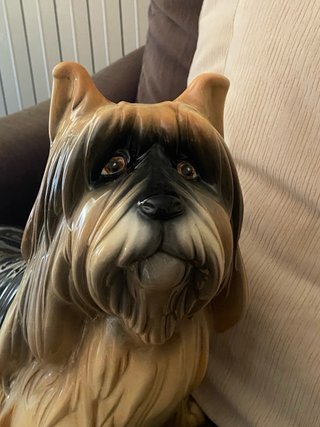Perro de porcelana marrón y negro