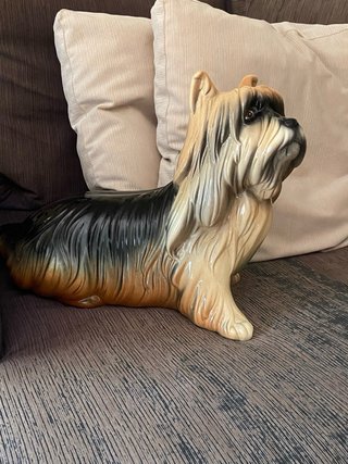 Perro de porcelana marrón y negro