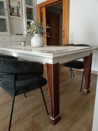 Mesa de madera maciza, pintada en lino. 160x100