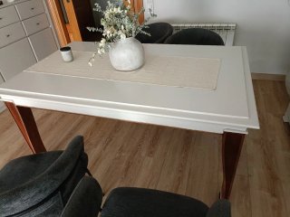 Mesa de madera maciza, pintada en lino. 160x100