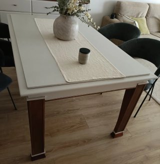 Mesa de madera maciza, pintada en lino. 160x100