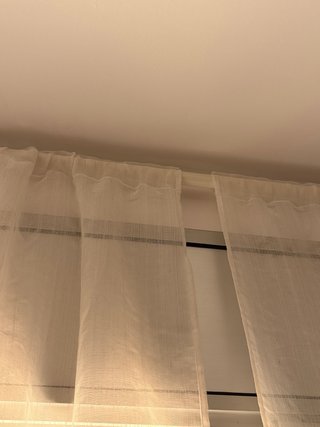 Cortinas de gasa beige y blancas