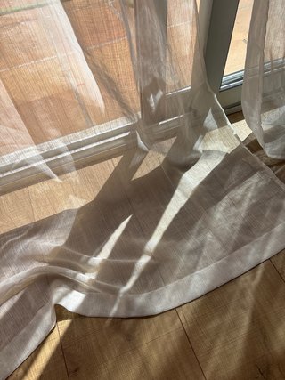 Cortinas de gasa beige y blancas