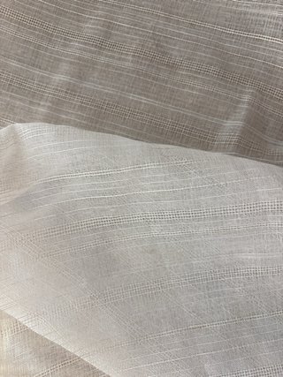 Cortinas de gasa beige y blancas
