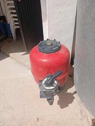Filtro para piscina rojo tiene dos agujeros pequeñ