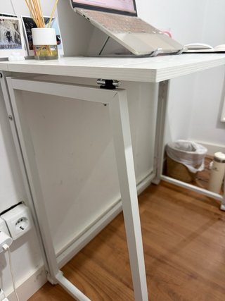 Scrivania pieghevole bianca con ruote