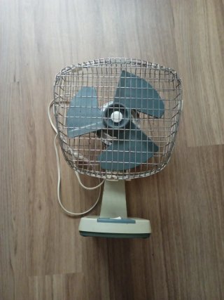 Ventilador de mesa.