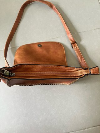 Bolso de hombro marrón