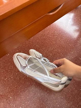 Zapatillas deportivas plateadas y blancas