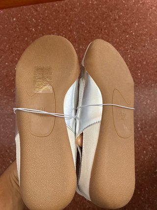 Zapatillas deportivas plateadas y blancas