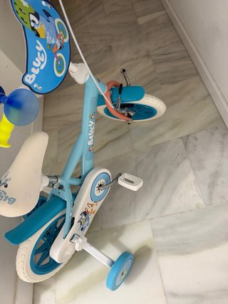Bicicleta Bluey NUEVA y de  regalo juguetes.