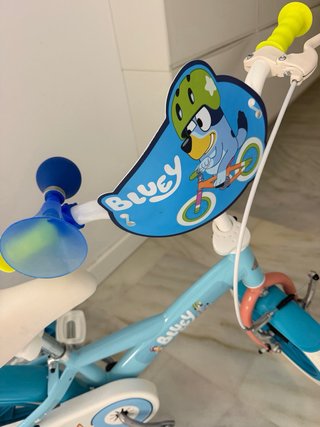 Bicicleta Bluey NUEVA y de  regalo juguetes.