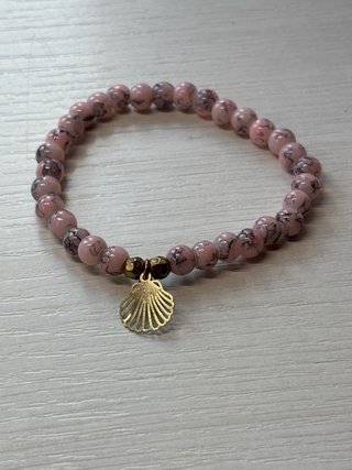 Pulsera de cuentas rosa con charm de concha