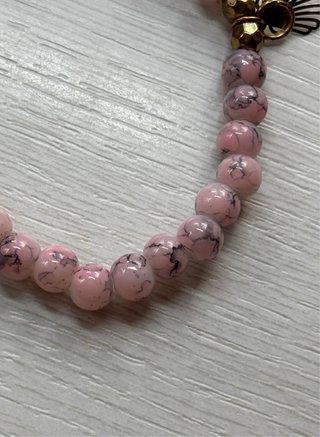 Pulsera de cuentas rosa con charm de concha