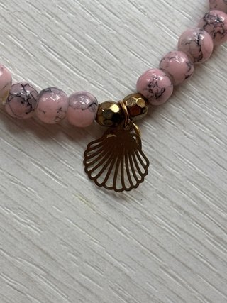 Pulsera de cuentas rosa con charm de concha