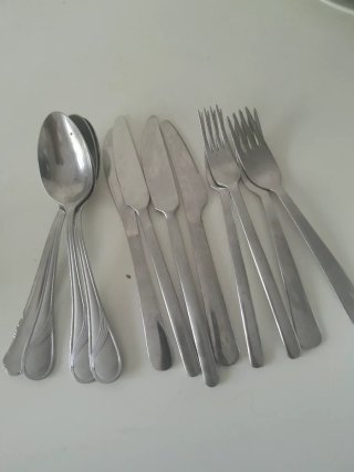 Set completo di stoviglie e posate bianche