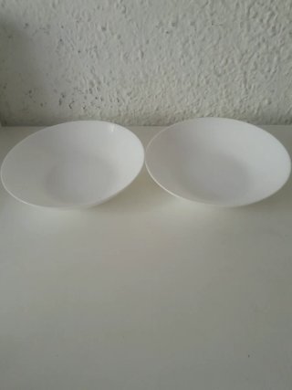 Set completo di stoviglie e posate bianche