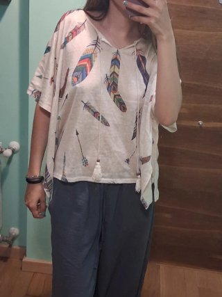 Blusa con estampado de plumas