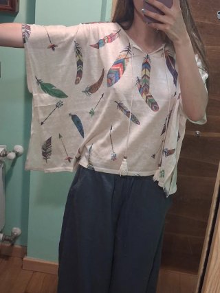 Blusa con estampado de plumas