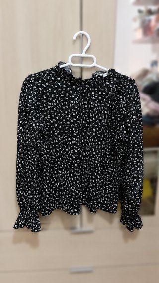 Blusa floral negra con volantes Talla S