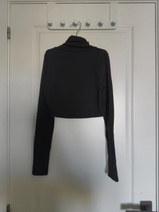Top negro cuello alto manga larga