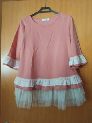 Blusa rosa con volantes y encaje