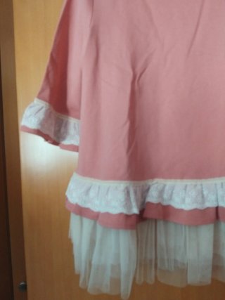 Blusa rosa con volantes y encaje