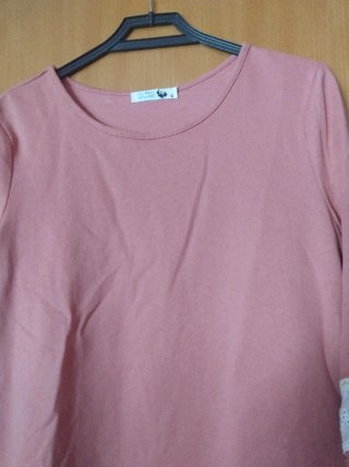 Blusa rosa con volantes y encaje
