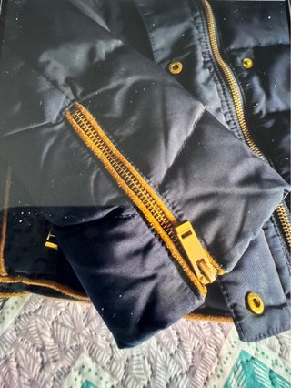 Cazadora Zara azul con gorro y detalles marrones