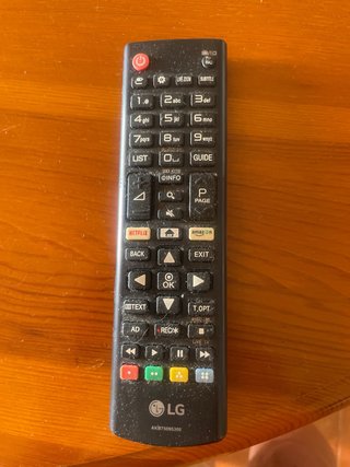 TV plana con soporte articulado o patas