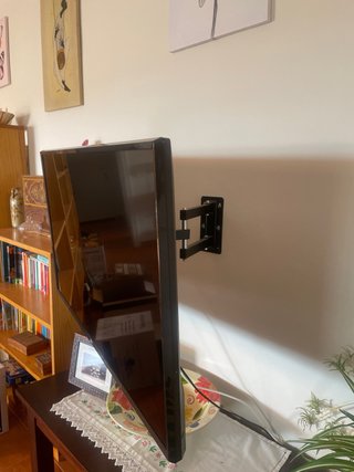 TV plana con soporte articulado o patas