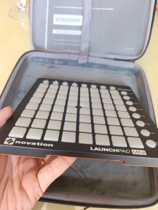 Controlador MIDI Novation Launchpad Mini + Funda