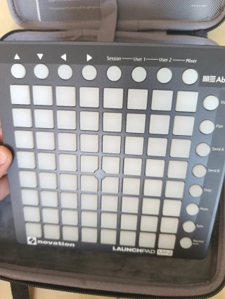 Controlador MIDI Novation Launchpad Mini + Funda