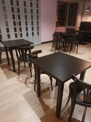 4 mesas ( 1 grande) y 10 sillas para hostelería, e