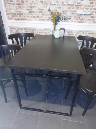 4 mesas ( 1 grande) y 10 sillas para hostelería, e