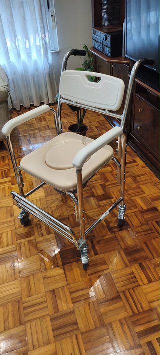 Silla con inodoro y ruedas 3 en 1