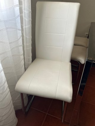 Mesa de comedor cristal y 6 sillas blancas