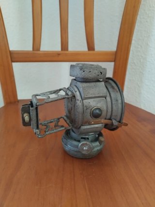 Antiguo farol de bicicleta metálico