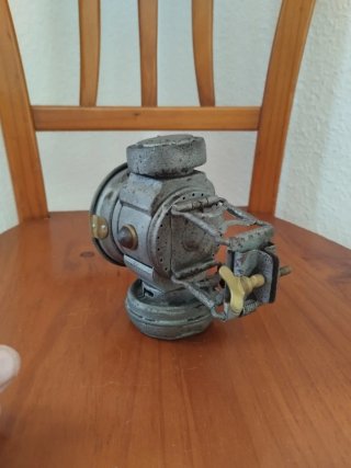 Antiguo farol de bicicleta metálico