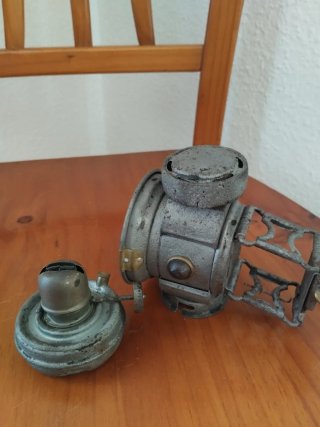 Antiguo farol de bicicleta metálico