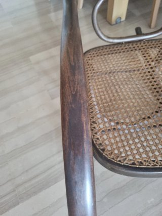 Silla mecedora antigua de madera y ratán
