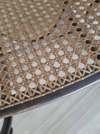 Silla mecedora antigua de madera y ratán