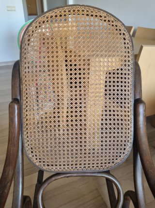 Silla mecedora antigua de madera y ratán