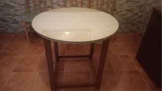 Mesa redonda con 4 sillas