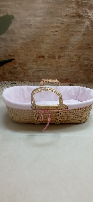 Cesta/ moises de mimbre con patas sin estrenar