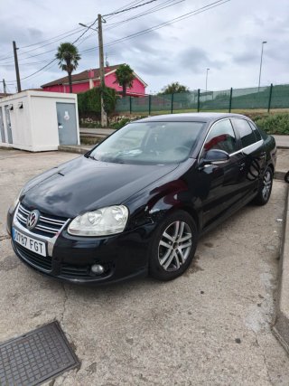 Volkswagen Jetta 2006 2.300 € . Ruedas nuevas