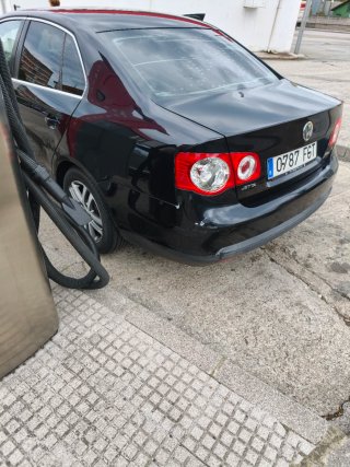 Volkswagen Jetta 2006 2.300 € . Ruedas nuevas